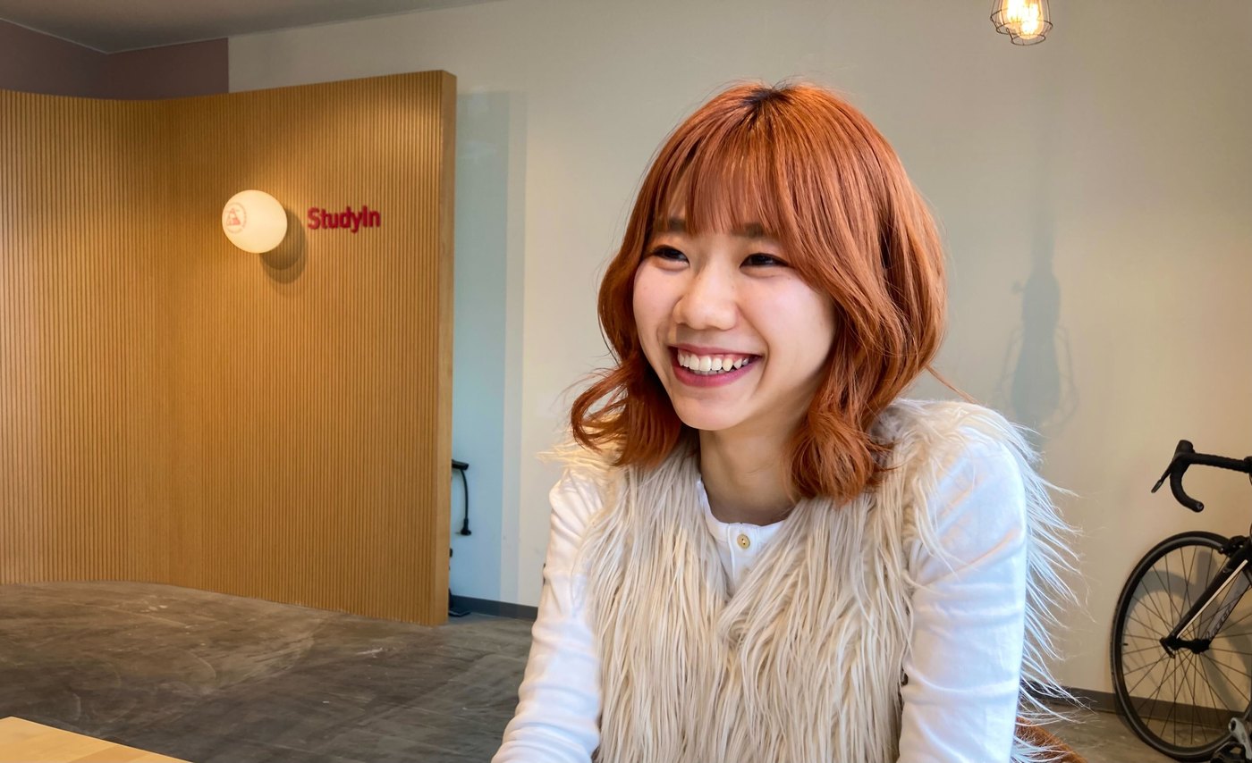 StudyInオフィスで笑顔のワーホリ経験者
